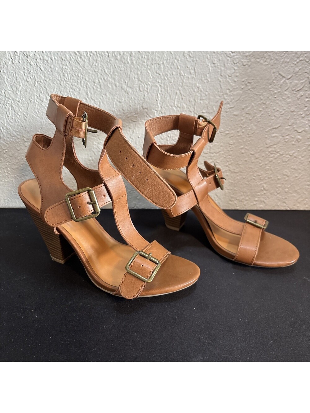 Wild Diva Lounge Tan Strappy T-Strap Heeled Sandals Women's Size 6.5 Buckle - Picture 3 of 5